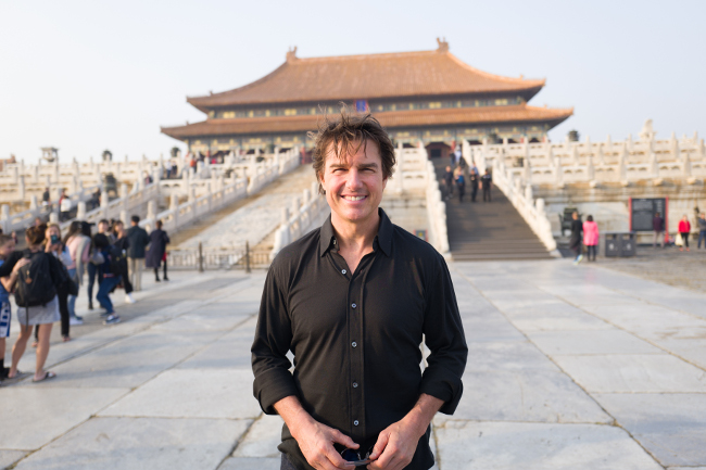 jr2_14_tom-cruise-visits-the-forbidden-city_beijing_china_lucian-capellaro_getty-image