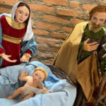 Artista substitui manjedoura por igreja em presépio exclusivo criado para São Pedro (SP)