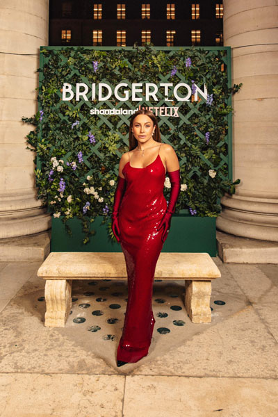 Carla Diaz desfila pelo tapete vermelho da première mundial de 