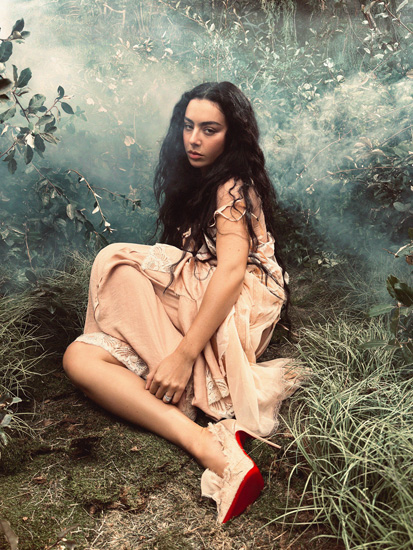 Charli xcx lança 'Wall of Sound', nova faixa da trilha sonora de 