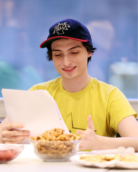 Finn Wolfhard abre o ano de SNL, no Universal+