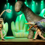 Dinossauros gigantes invadem teatro em Piracicaba